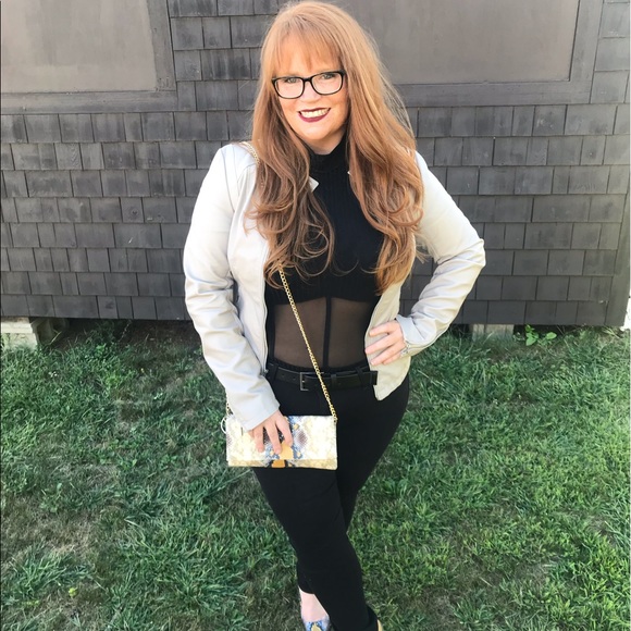 Profile Picture of Jillian Handy (@jillianhandy) on Poshmark