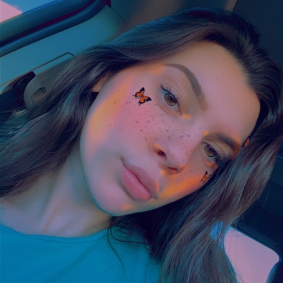 Profile Picture of Layna Lindsey (@laynalindsey) on Poshmark