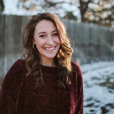 Profile Picture of Lisa Tate (@leeezatate) on Twitter