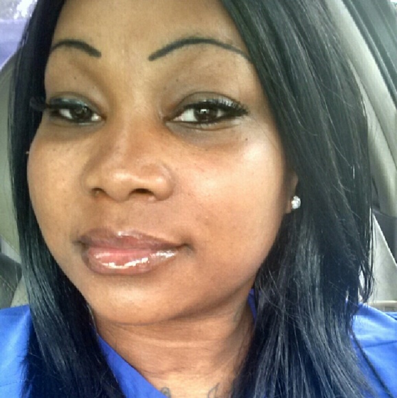 Profile Picture of Shellie Appleton (@sapplebee) on Poshmark