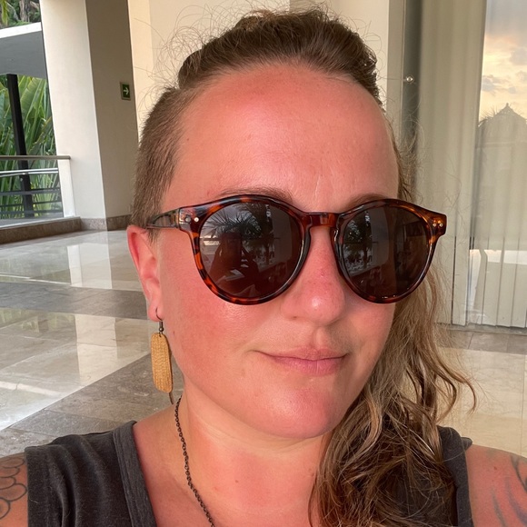 Profile Picture of Catherine Schaefer (@catherinesch829) on Poshmark