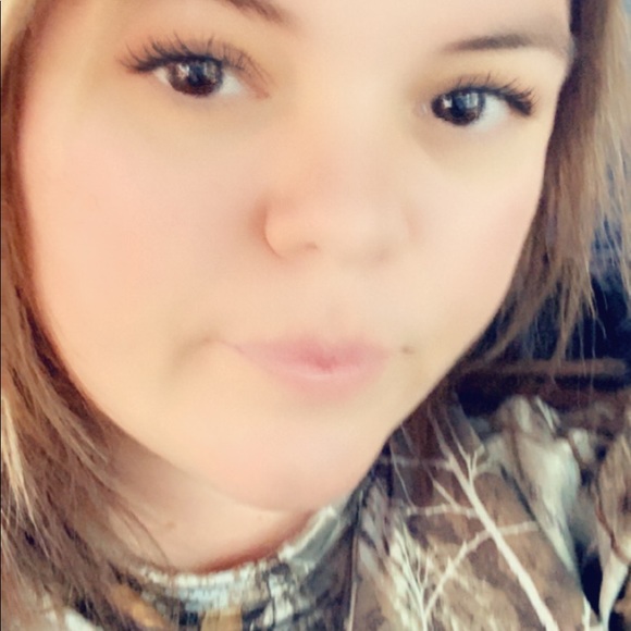 Profile Picture of Lori Neighbors (@lneighbors715) on Poshmark