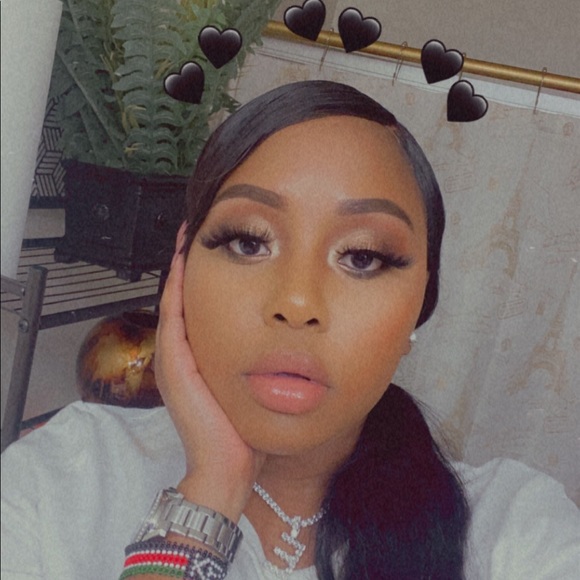 Profile Picture of Esther Kamau (@estterrrk) on Poshmark