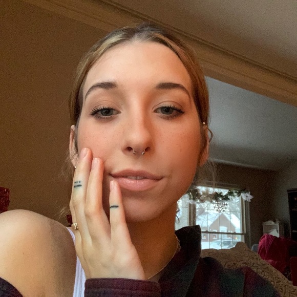 Profile Picture of Renee Mierzwa (@reneezwa) on Poshmark