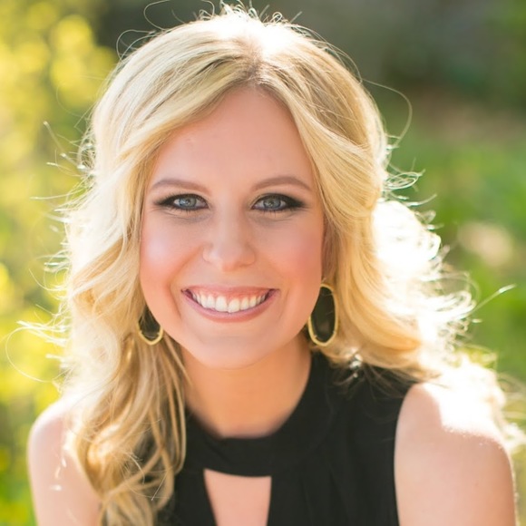 Profile Picture of Savannah l Davidson (@sdavidson25) on Poshmark