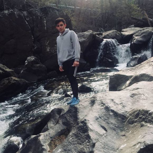 Profile Picture of Jonathan Valladares (@jonathanvallada) on Poshmark