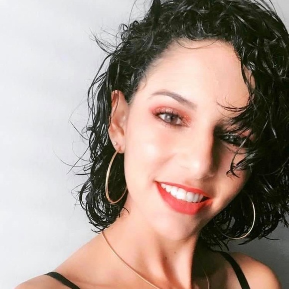 Profile Picture of Yesenia Valladares (@yessyvallad) on Poshmark