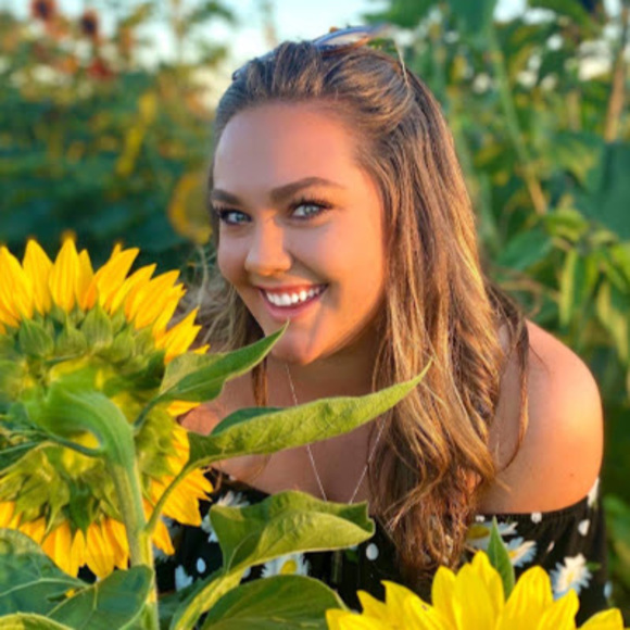 Profile Picture of Chelsey Cleemoff (@chelseycleemoff) on Poshmark