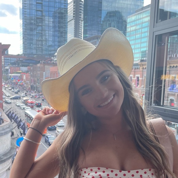 Profile Picture of Gillian Barrett (@gcbarrett1234) on Poshmark