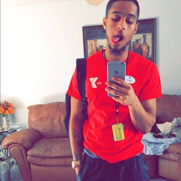 Profile Picture of Daniel Ramize (@aivry23) on Poshmark