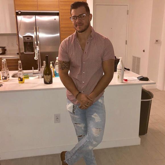 Profile Picture of Julian Arcila (@arcilajulian) on Poshmark