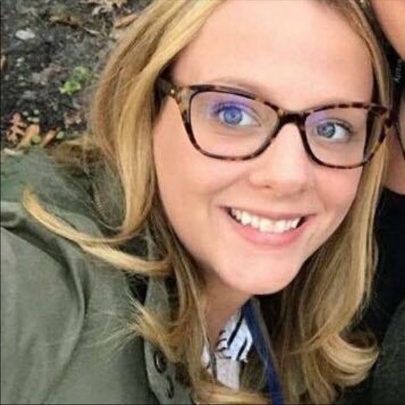 Profile Picture of Elizabeth Maclagan (@whopperpie03944) on Poshmark