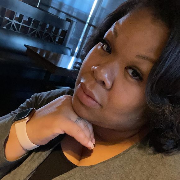 Profile Picture of Rosalyn Anderson (@rosalynanderson) on Poshmark