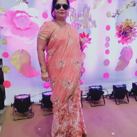 Profile Picture of Darshana Mehta (@darshanam69) on Poshmark