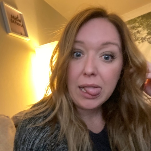 Profile Picture of Linsay Maclaren (@linsaymac) on Poshmark