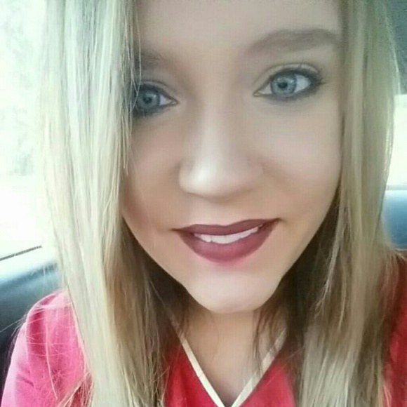 Profile Picture of Amber Layne (@amberlp17) on Poshmark