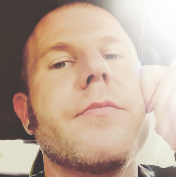 Profile Picture of Aaron Frost (@aaronfrost) on Poshmark