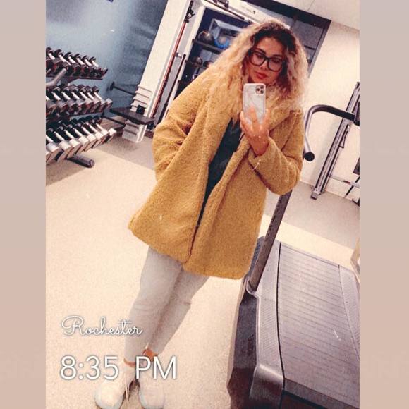 Profile Picture of Daniela Balderas (@d_balderas) on Poshmark