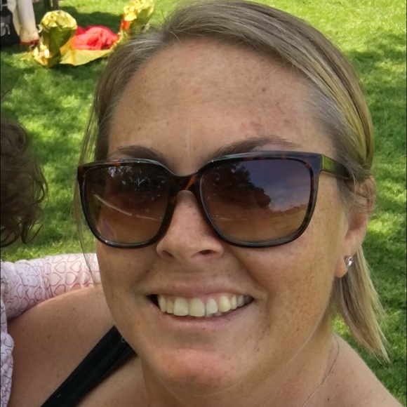 Profile Picture of Hollie Kidner (@hkidner) on Poshmark