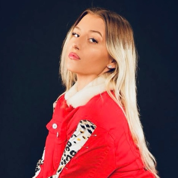 Profile Picture of Alexis Froehlich (@lexifro9) on Poshmark