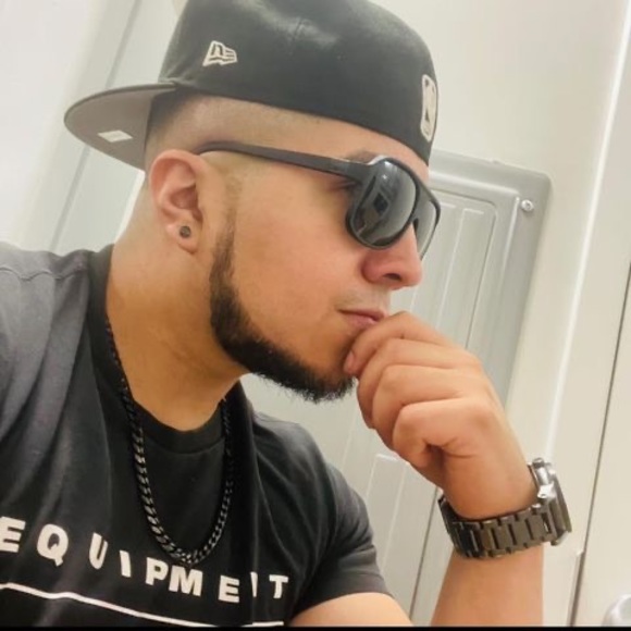 Profile Picture of Paul Gomez (@payuls002) on Poshmark