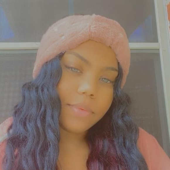 Profile Picture of Trinity Hobsoni (@trinitahh_) on Poshmark