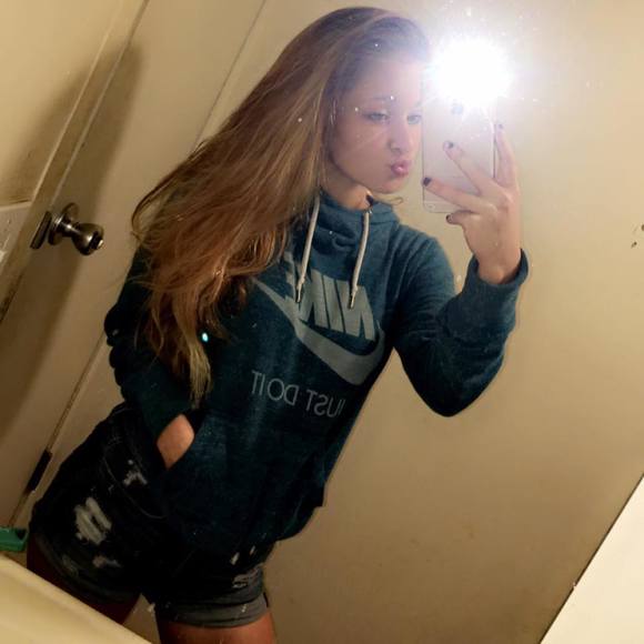 Profile Picture of Haylee Lundmark (@hayleealyson1) on Poshmark