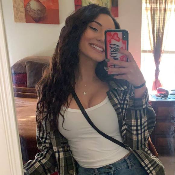 Profile Picture of Catelynn Dumala (@catelynndumala7) on Poshmark