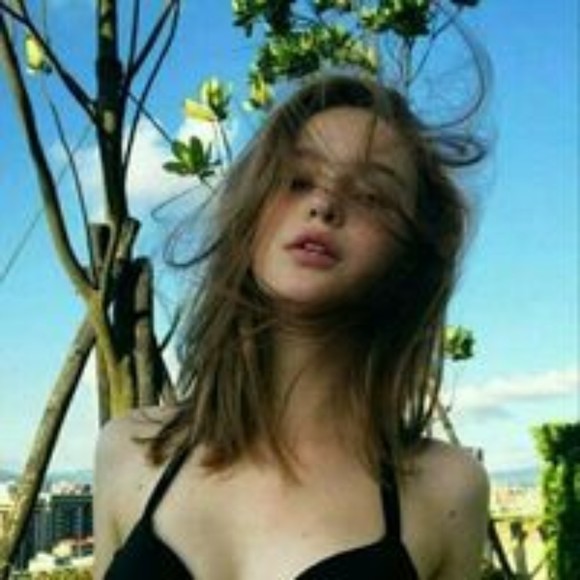 Profile Picture of Votaw Derek (@renataelsiejo) on Poshmark