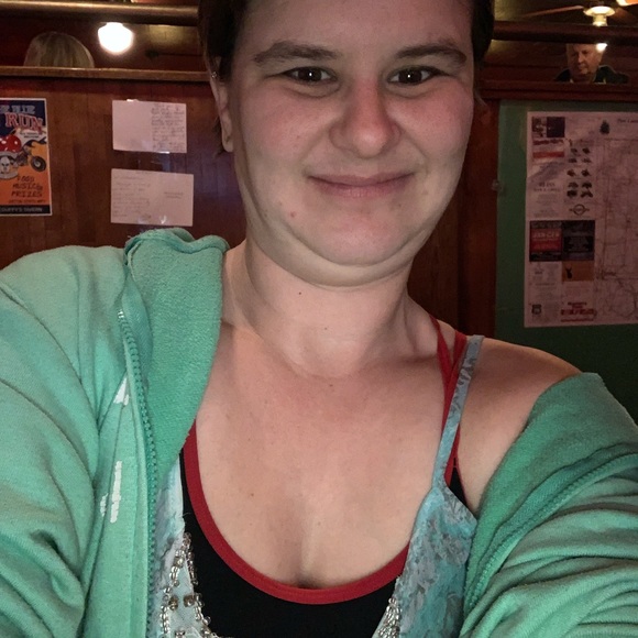Profile Picture of Crystallee Griffin (@cryllee) on Poshmark