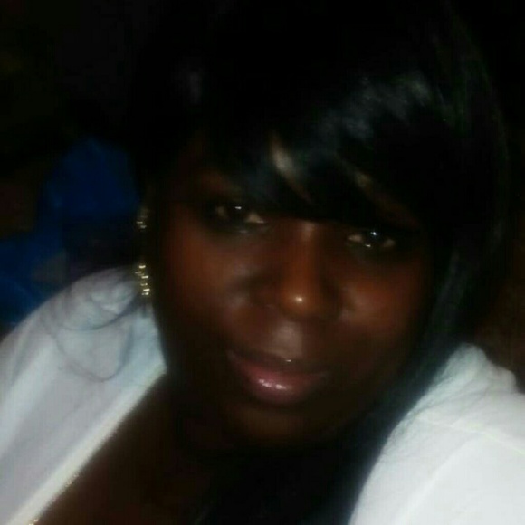 Profile Picture of Rosa Gray (@rosa24gray) on Poshmark