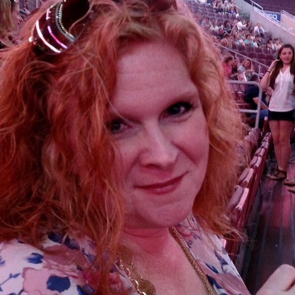 Profile Picture of Lisa Wiacek (@lisawiacek) on Poshmark