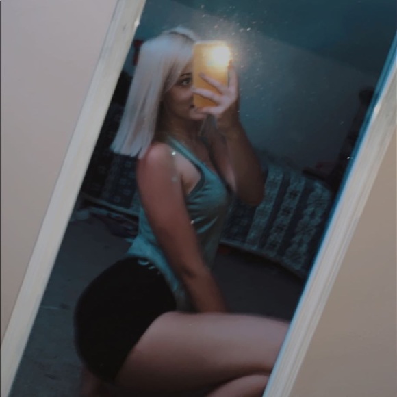 Profile Picture of Kayla Sharp (@ksharp596) on Poshmark