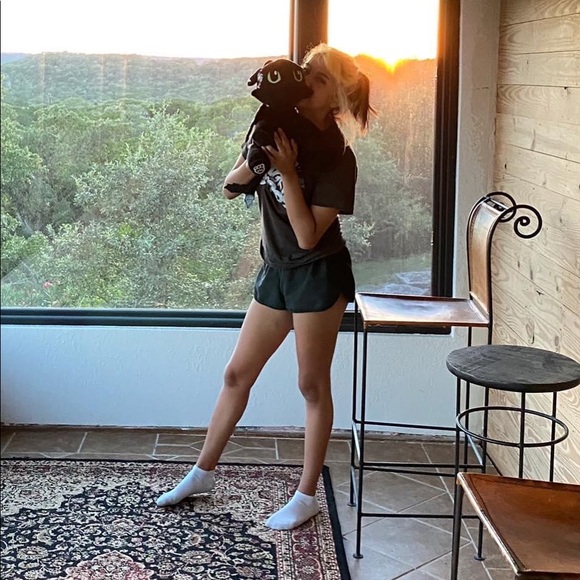 Profile Picture of Daniella Arjona (@daniellaarj) on Poshmark