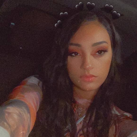 Profile Picture of Emari Mcglone (@mari_jeanaee) on Poshmark