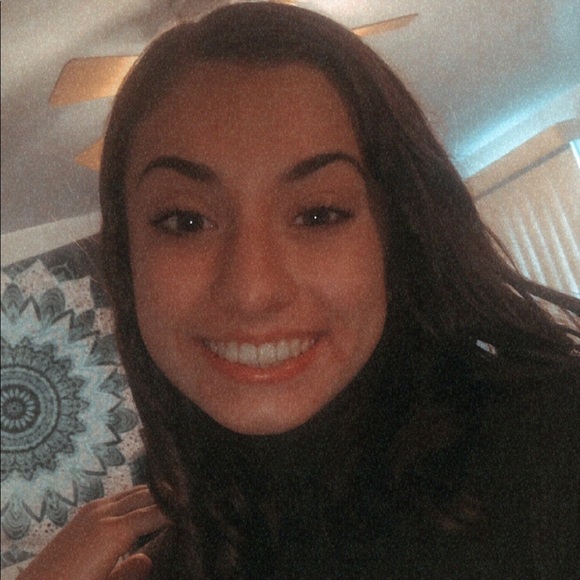 Profile Picture of Carolyn Trivigno (@carolyn_trivs) on Poshmark