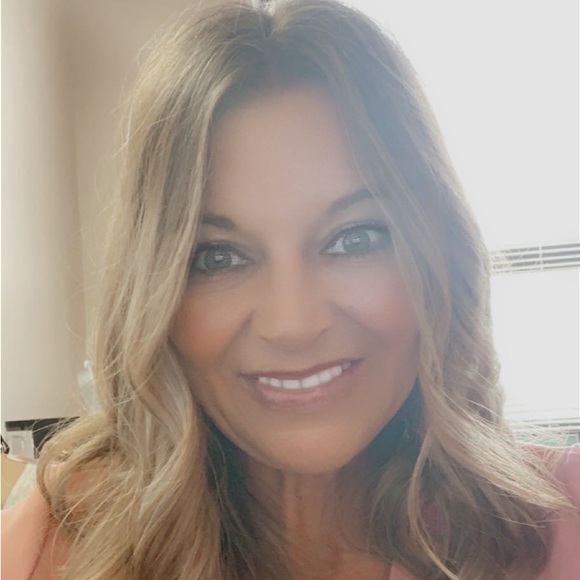 Profile Picture of Billie jo Mark guest (@emergencyrn24) on Poshmark
