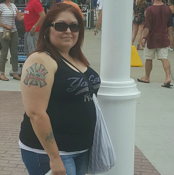 Profile Picture of Tracy Bernal (@2623830439) on Poshmark