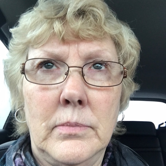 Profile Picture of Pamela Walls (@mommywalls) on Poshmark
