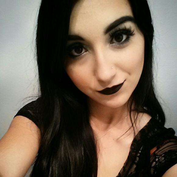 Profile Picture of Elizabeth Essert (@jewfin25) on Poshmark