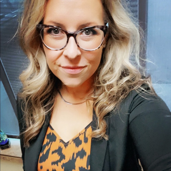 Profile Picture of Liz Amys (@sparkles4) on Poshmark
