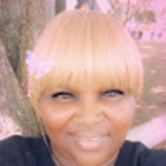 Profile Picture of Faith Daubon (@faithdaubon) on Poshmark