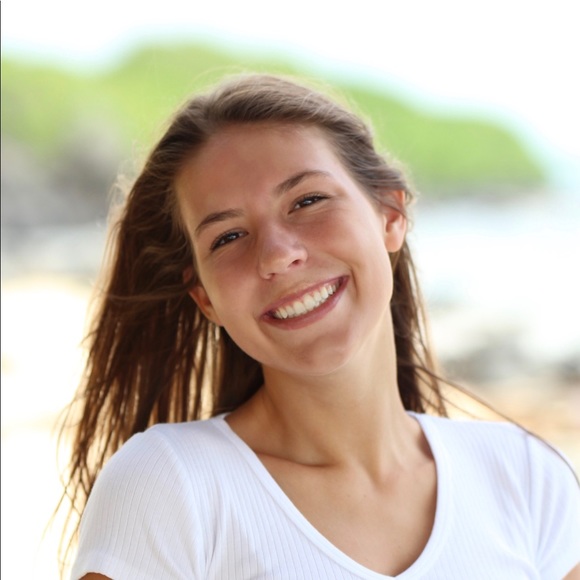 Profile Picture of Anne Clinger (@anneclinger) on Poshmark