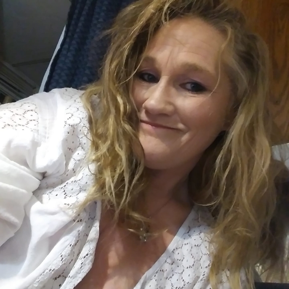 Profile Picture of Lori Boeder (@loriboeder) on Poshmark