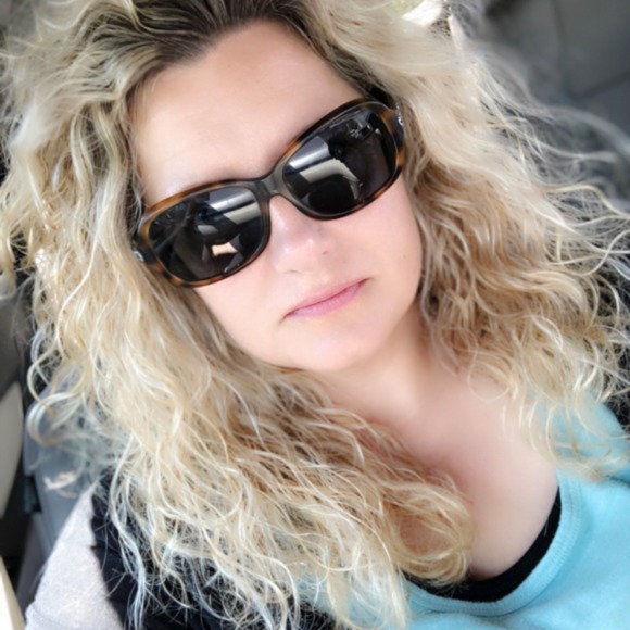 Profile Picture of Dawn Boyd (@purpledawn217) on Poshmark