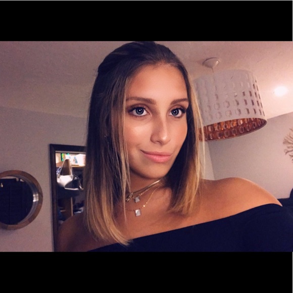 Profile Picture of Sarah Alfonso (@sarahalfonsoo) on Poshmark