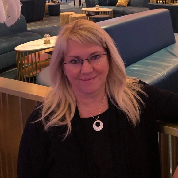 Profile Picture of Lisa Lammers (@february1967) on Poshmark