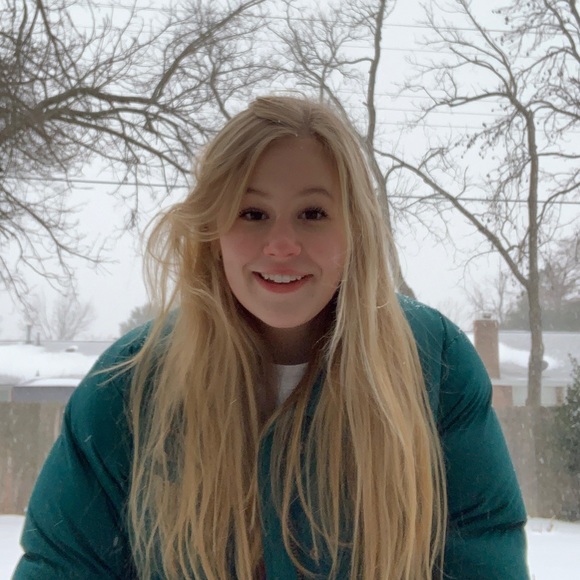 Profile Picture of Holly Ashbaker (@hollyashbaker) on Poshmark