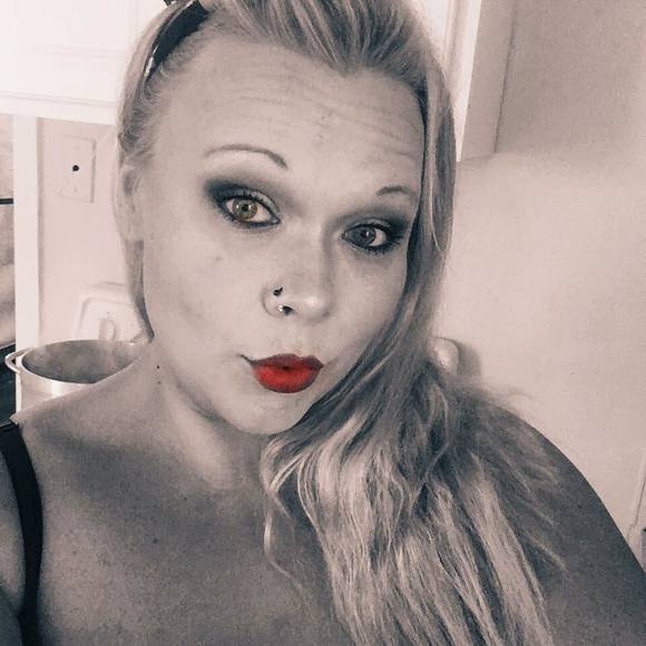 Profile Picture of April Rust (@arust1985) on Poshmark