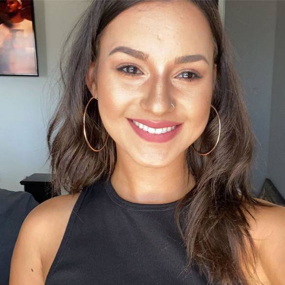 Profile Picture of Kendra Luciano-neely (@kennaluciano) on Poshmark